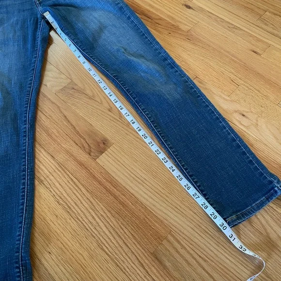 Levi’s Mid Rise size 8 - Picture 5 of 7